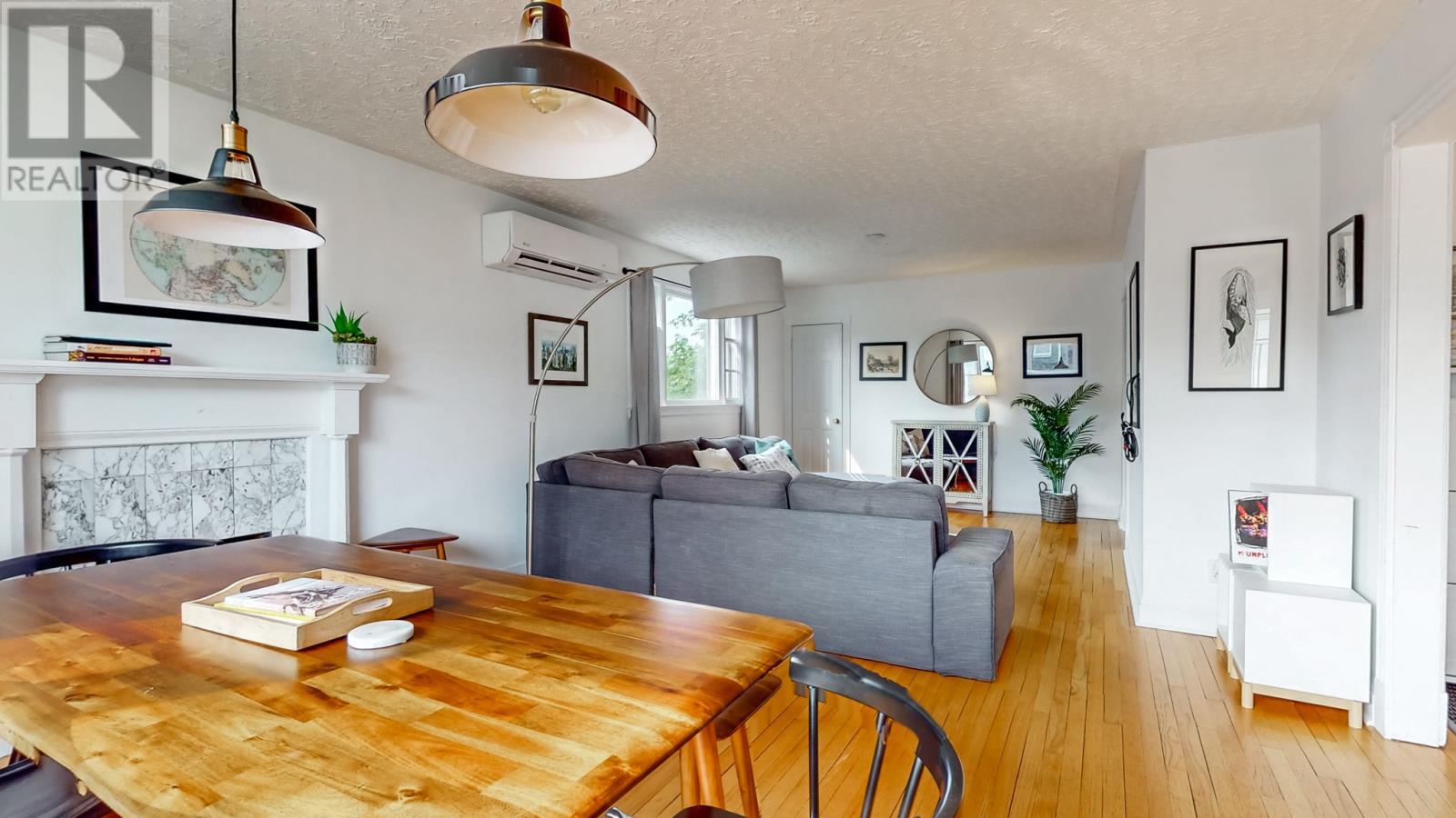 Photo de la propriété: 27 Portugal Cove Road NL A1B 3K7