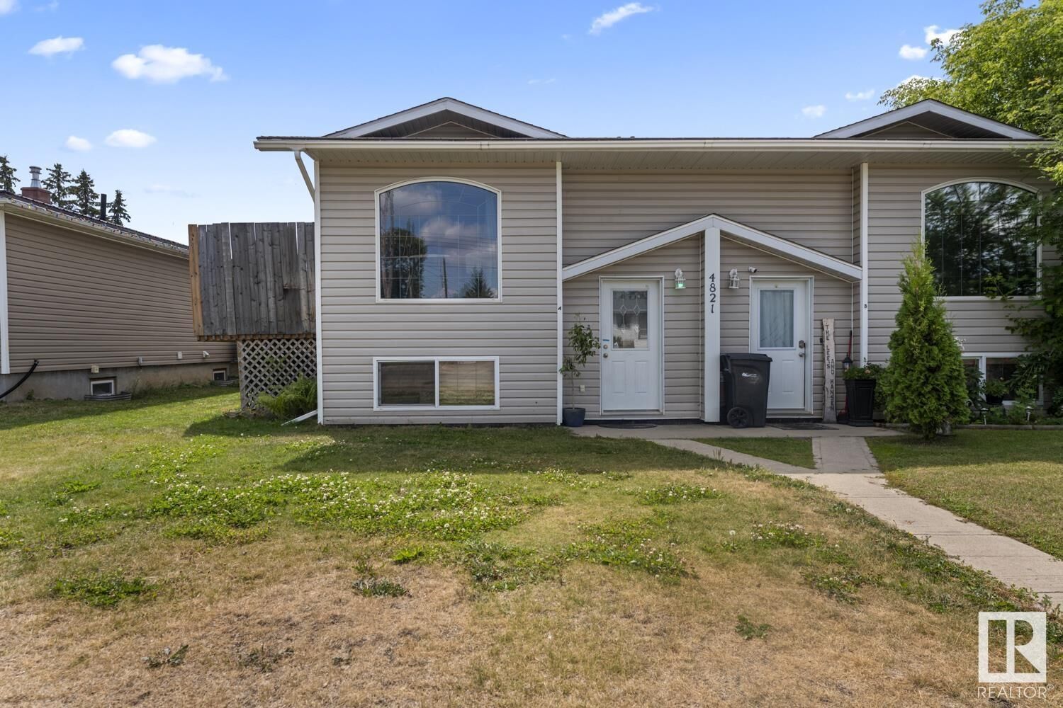 Property Photo: 4821A 50 Av AB T9M 1Y2