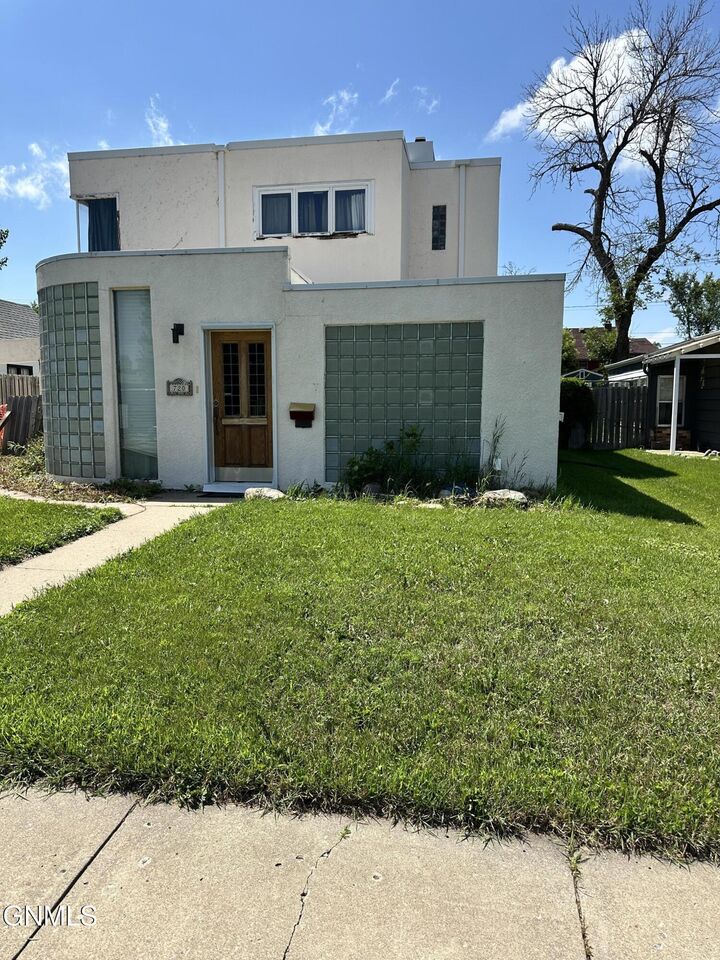Property Photo: 720 6th Avenue SE ND 58401