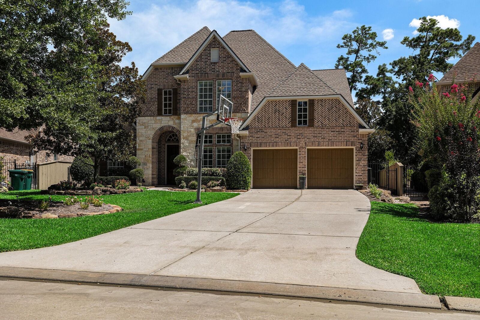 Property Photo: 31 Wood Manor Place TX 77381