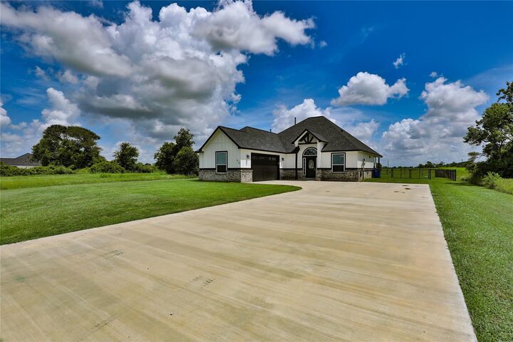 Property Photo:  819 Buffalo Trail  TX 77515 