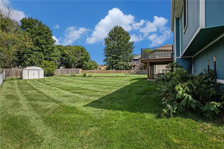 Property Photo:  812 Applewood Lane  MO 64012