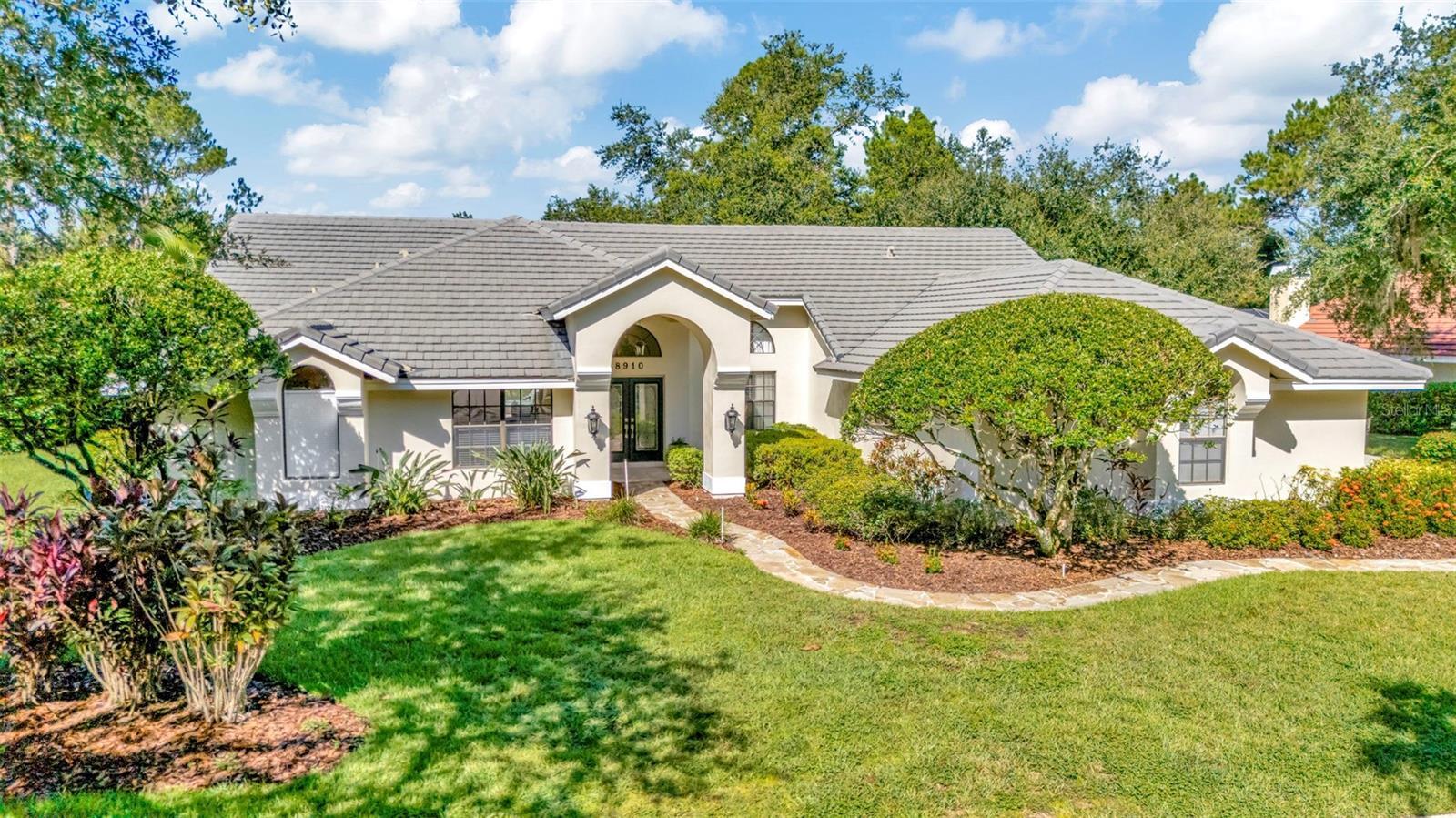 Property Photo: 8910 Magnolia Chase Circle FL 33647