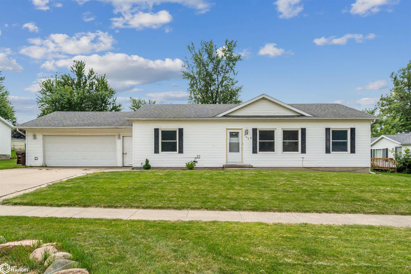 Property Photo: 906 Prairie Lane IA 50158