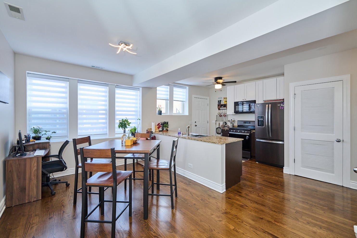 Property Photo:  2840 W Glenlake Street 3D  IL 60659 