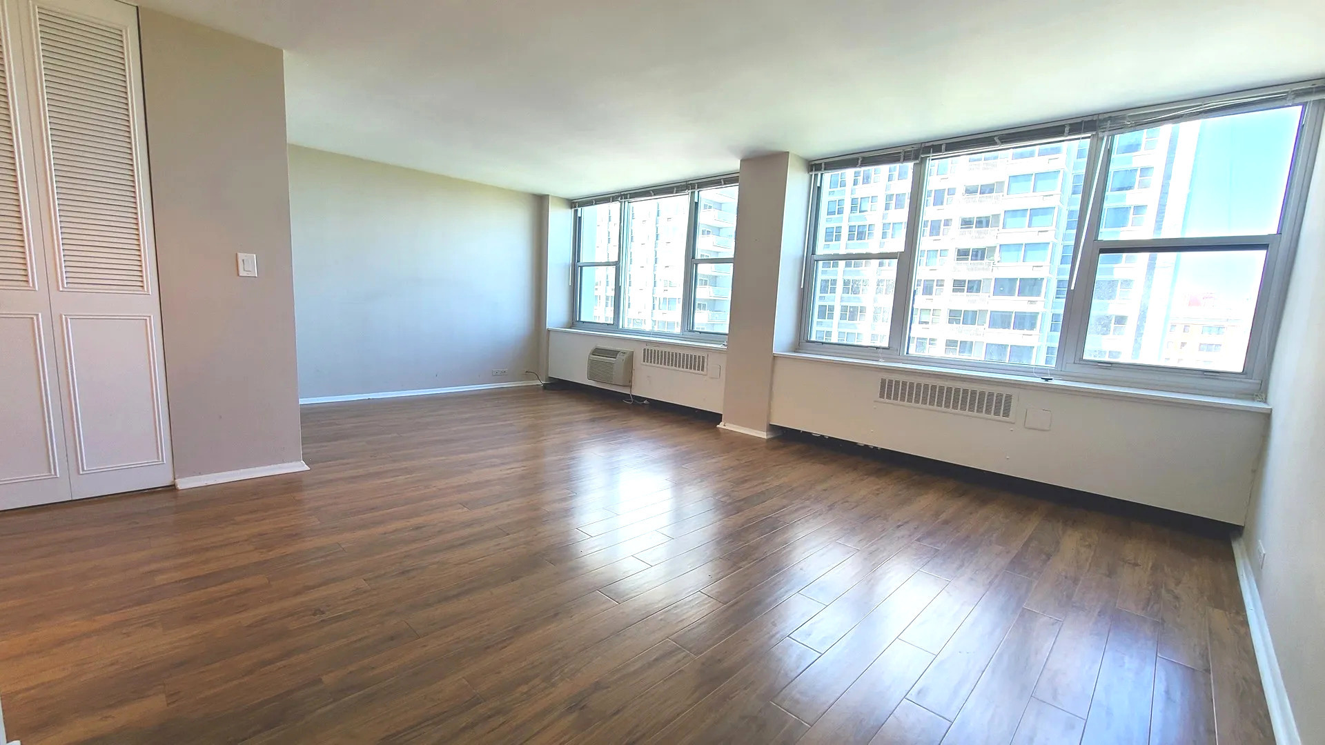 Property Photo: 4250 N Marine Drive 1803 IL 60613