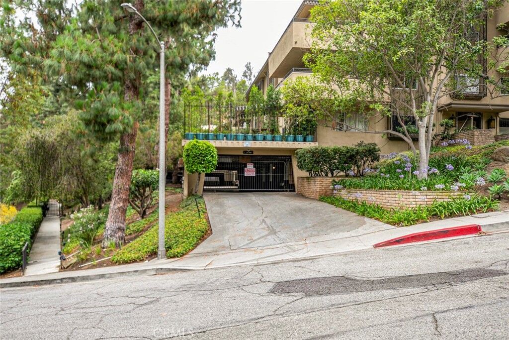 Property Photo:  6700 Hillpark Drive 302  CA 90068 