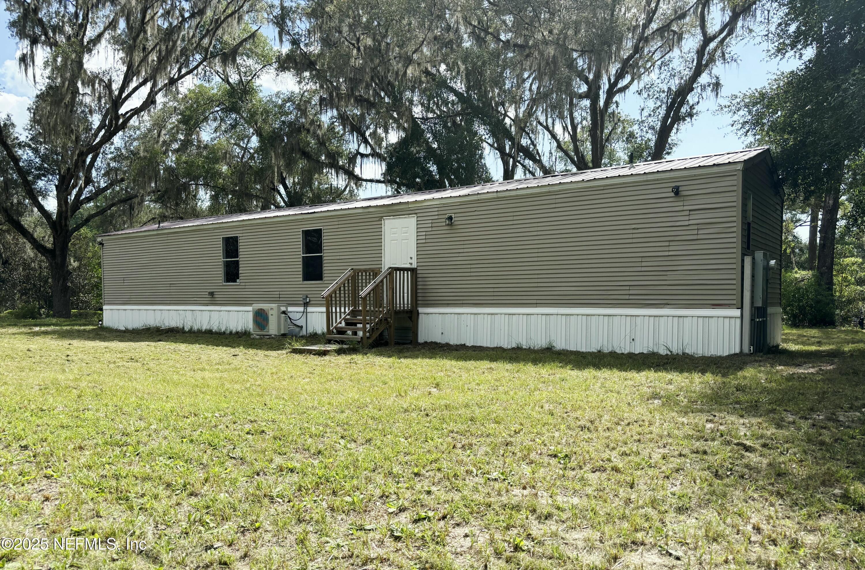 Property Photo: 15065 NE Hwy 315 FL 32134