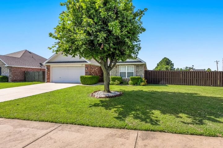 Property Photo: 100 E Southpointe Avenue AR 72758