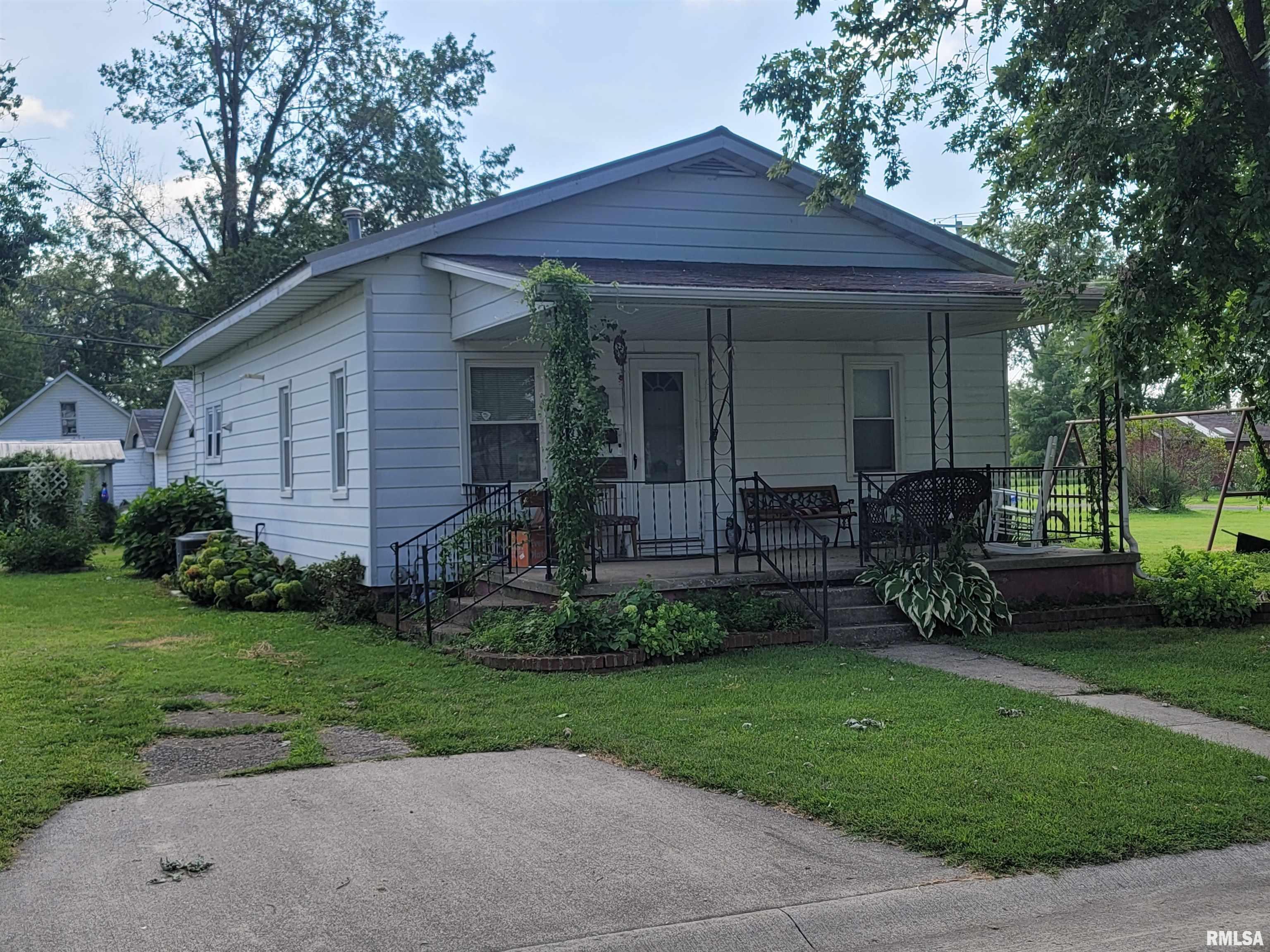 Property Photo:  1220 S Jefferson Street  IL 62881 
