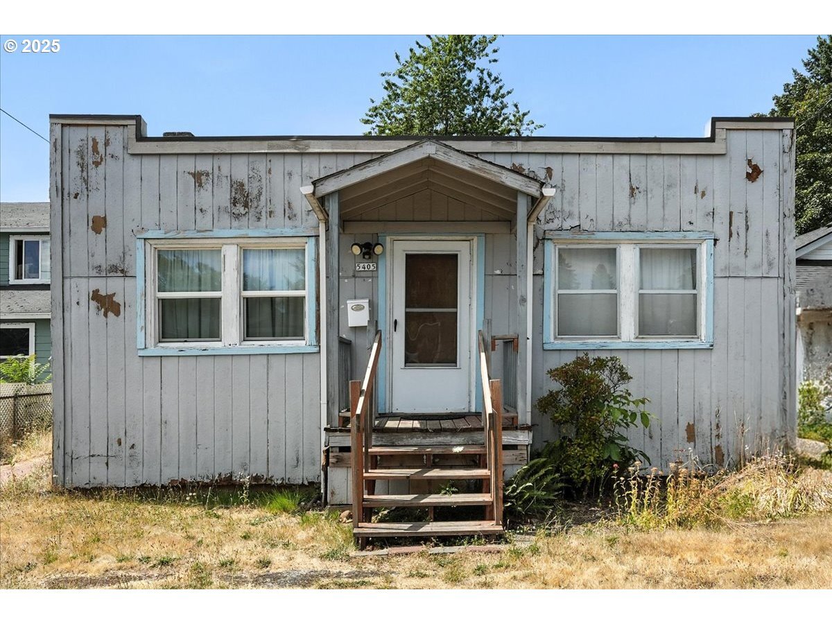 Property Photo: 5405 SE 97th Ave OR 97266