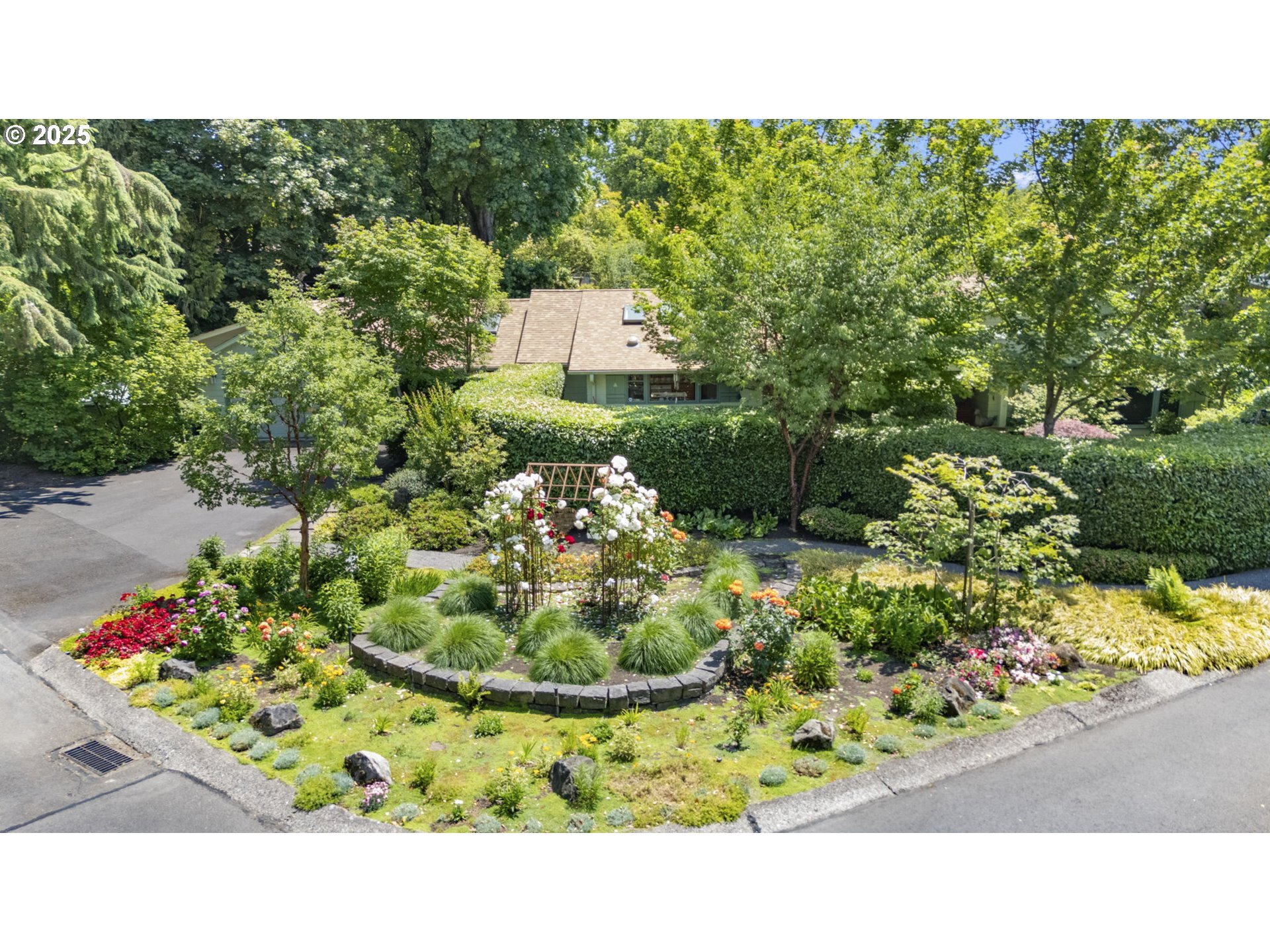 Property Photo: 805 Lariat Dr OR 97401