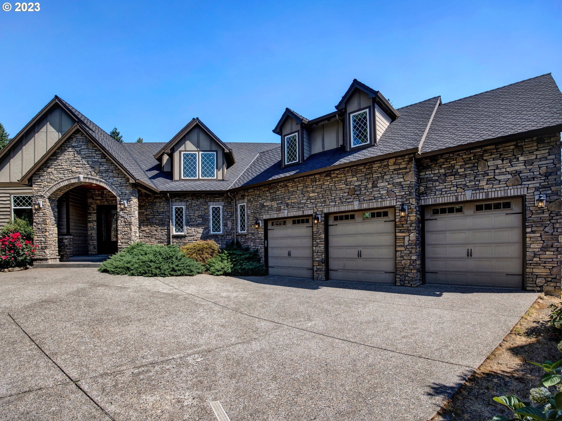 Property Photo: 1425 SW Medwyn Ter OR 97219