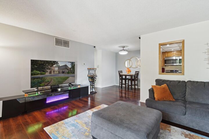 Property Photo:  907 S Williams Street Apt 206  IL 60559 