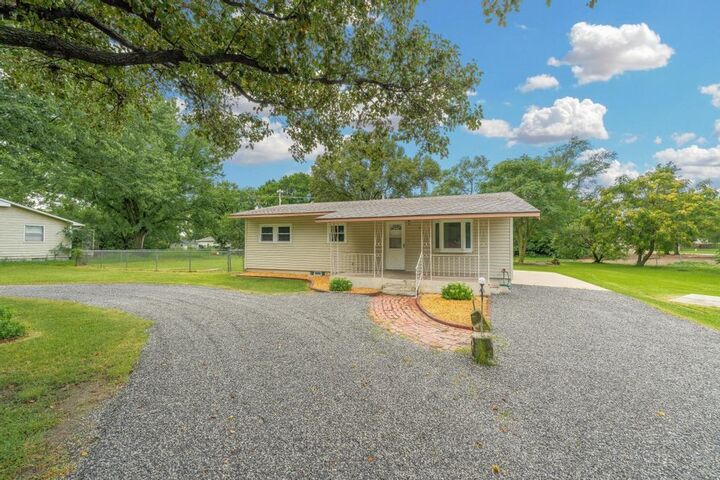 Property Photo: 605 E Ninth KS 67058