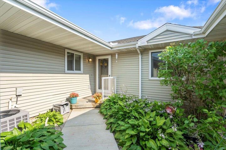 Property Photo:  730 Kensington Square  WI 53589 