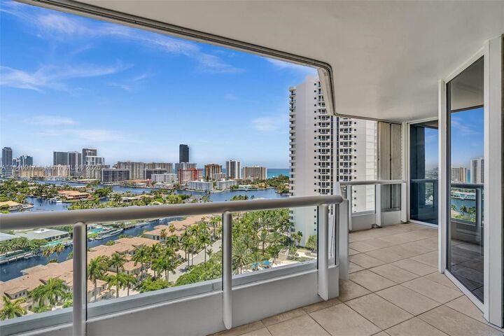 Property Photo:  21205 Yacht Club Dr 1809  FL 33180 