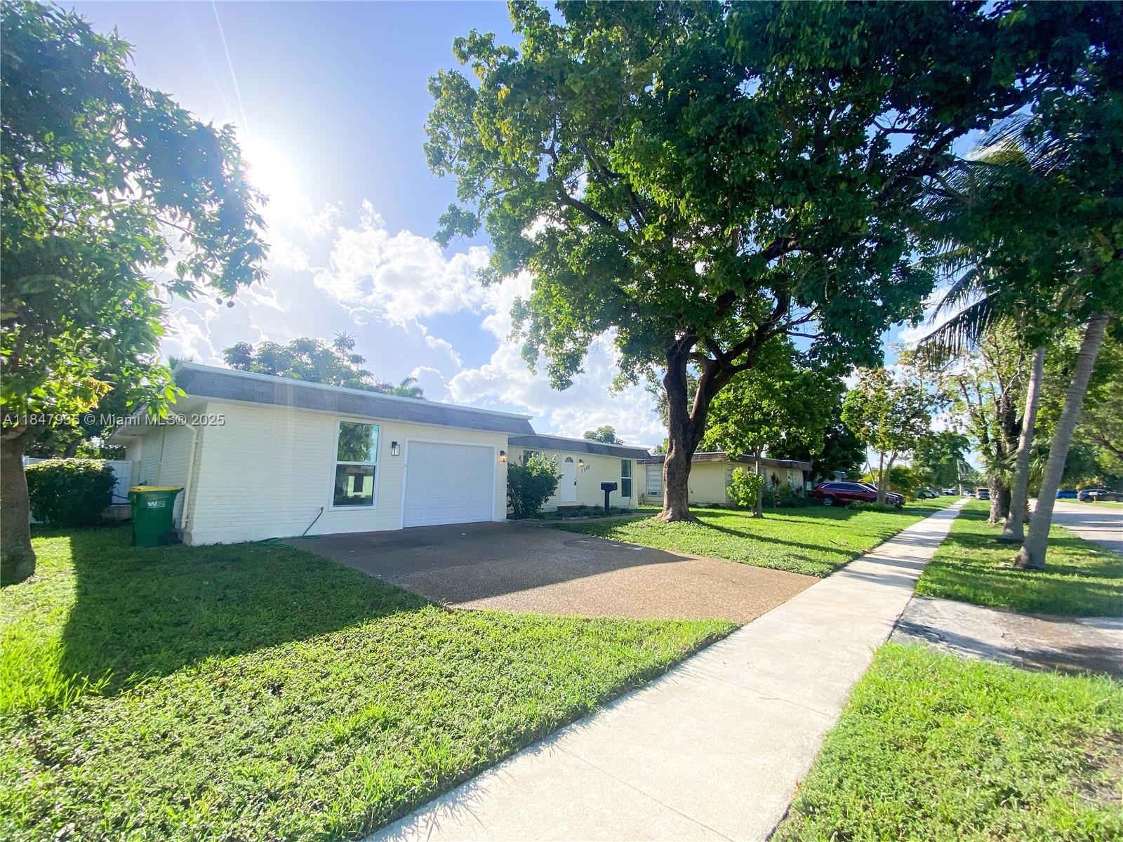 Property Photo:  7805 NW 67th Ave 7805  FL 33321 
