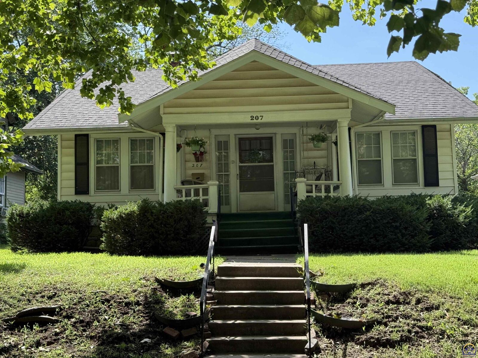 Property Photo: 207 SW Kendall Ave KS 66606