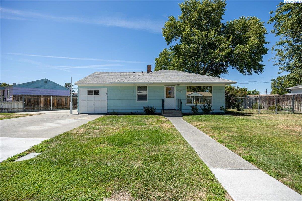 Property Photo:  806 S Fruitland  WA 99336 