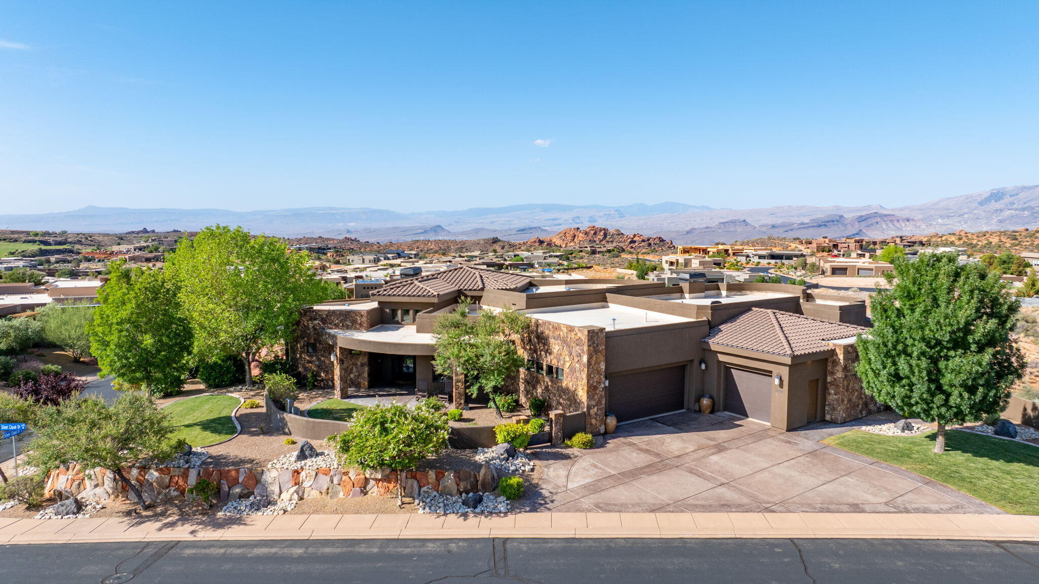 Property Photo:  2203 W Silver Cloud Dr  UT 84770 