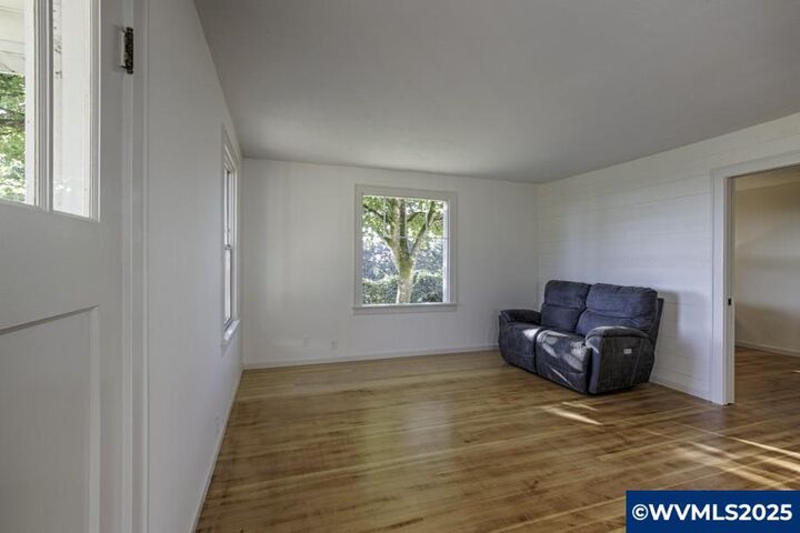 Property Photo: 3945 Mistletoe Rd OR 97338