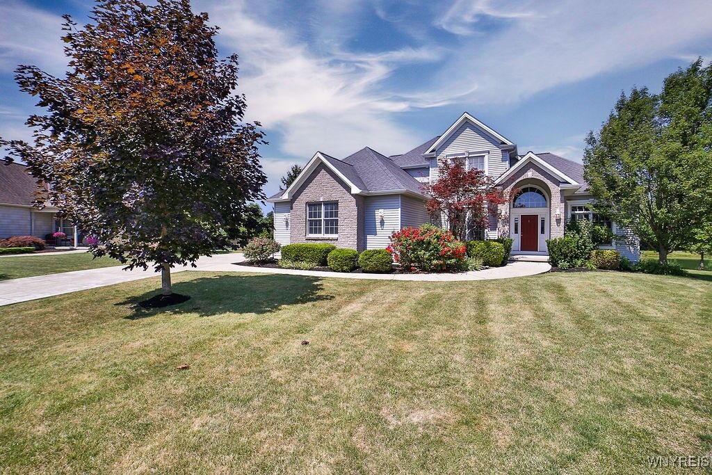 Property Photo:  224 Pin Oak Circle  NY 14072 