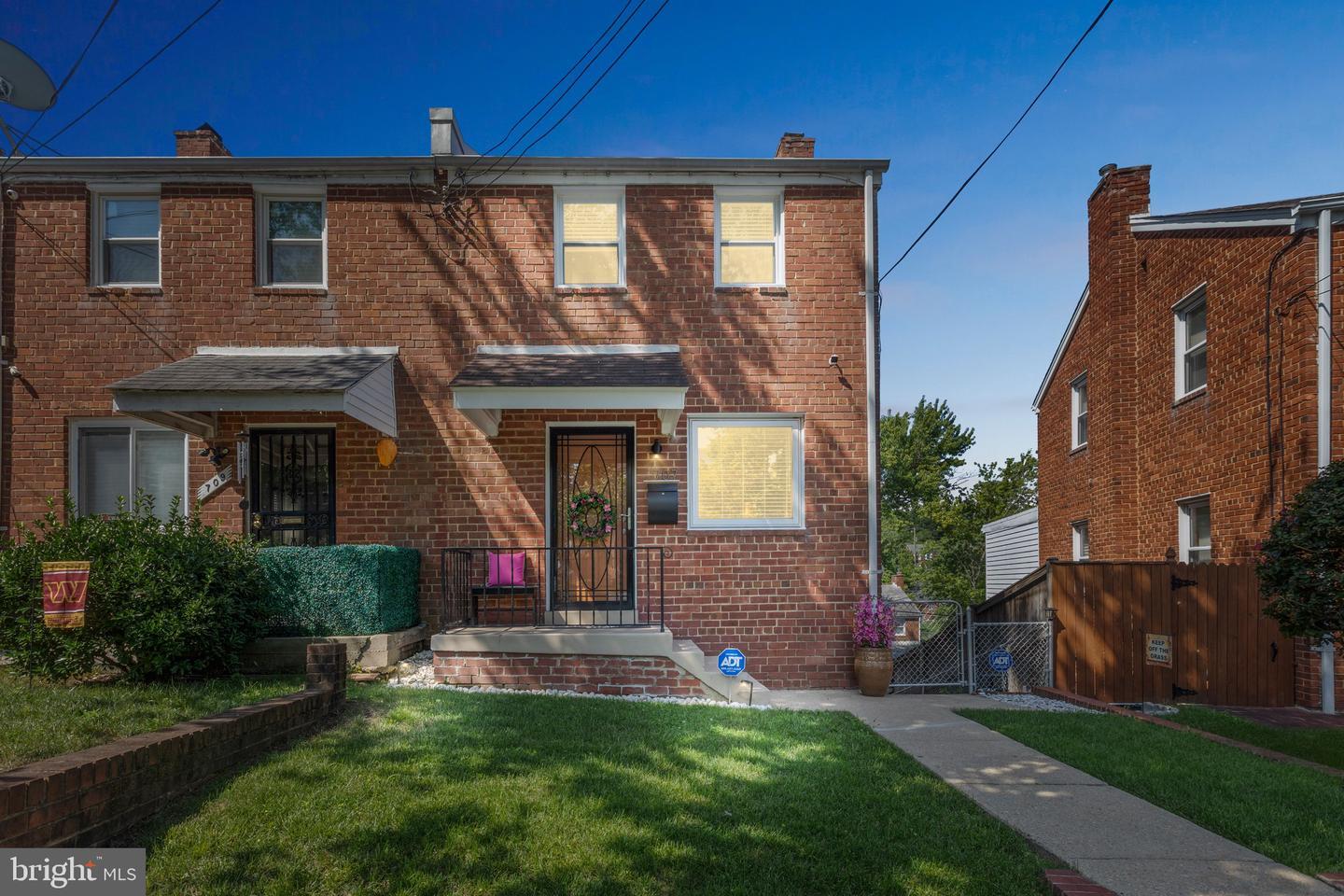 Property Photo: 707 Hilltop Terrace SE DC 20019