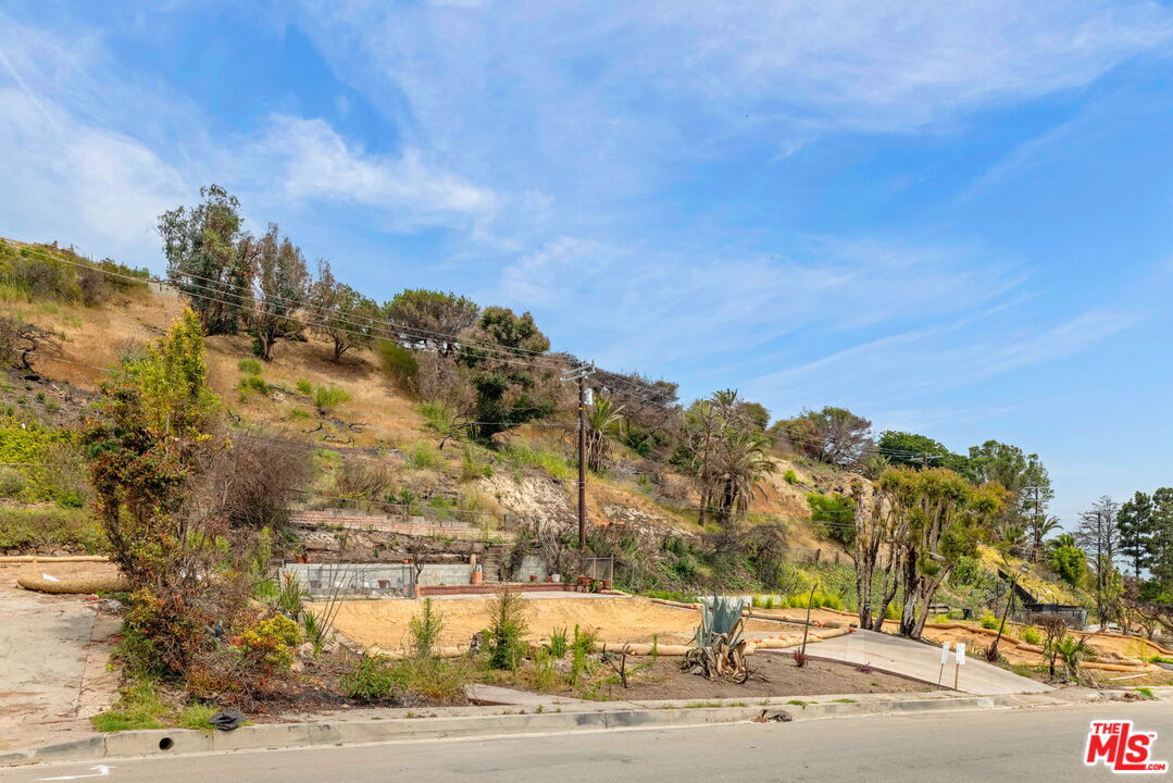 Property Photo:  820 Jacon Way  CA 90272 