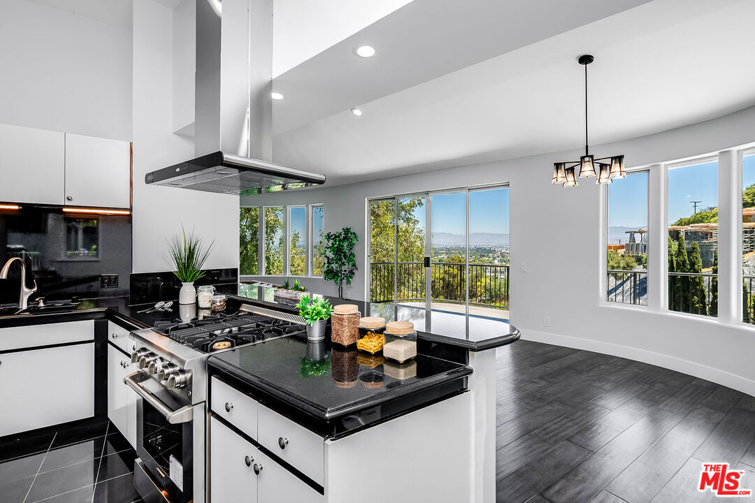 Property Photo: 11411 Decente Ct CA 91604