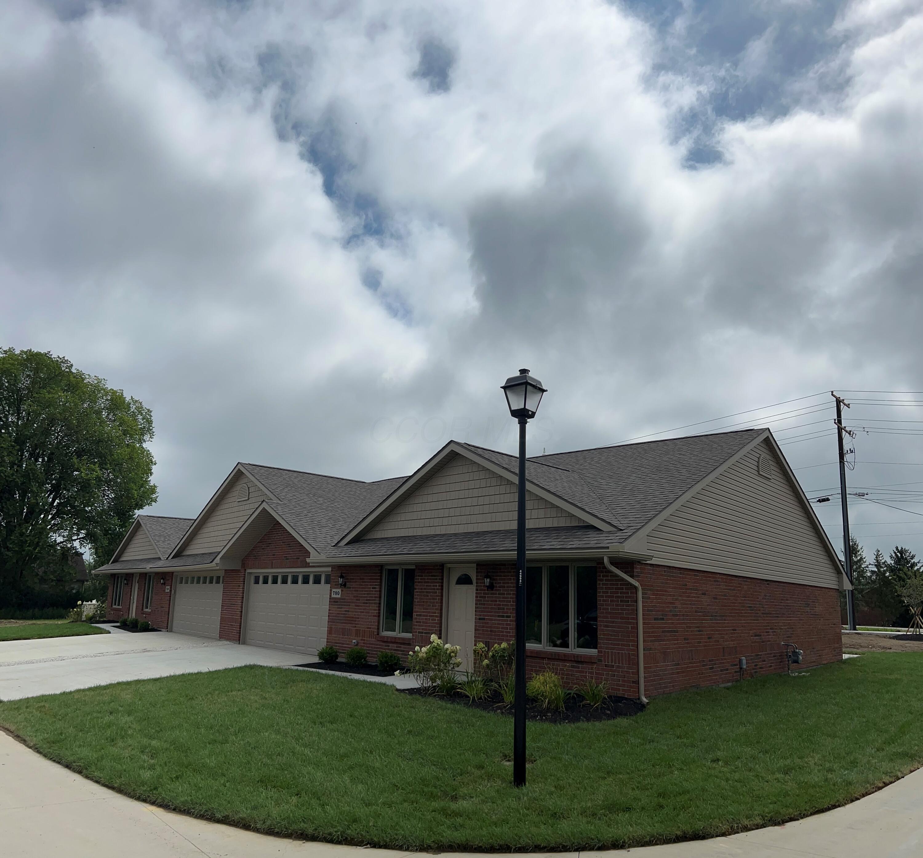 Property Photo: 1220 Ashford Drive OH 43040