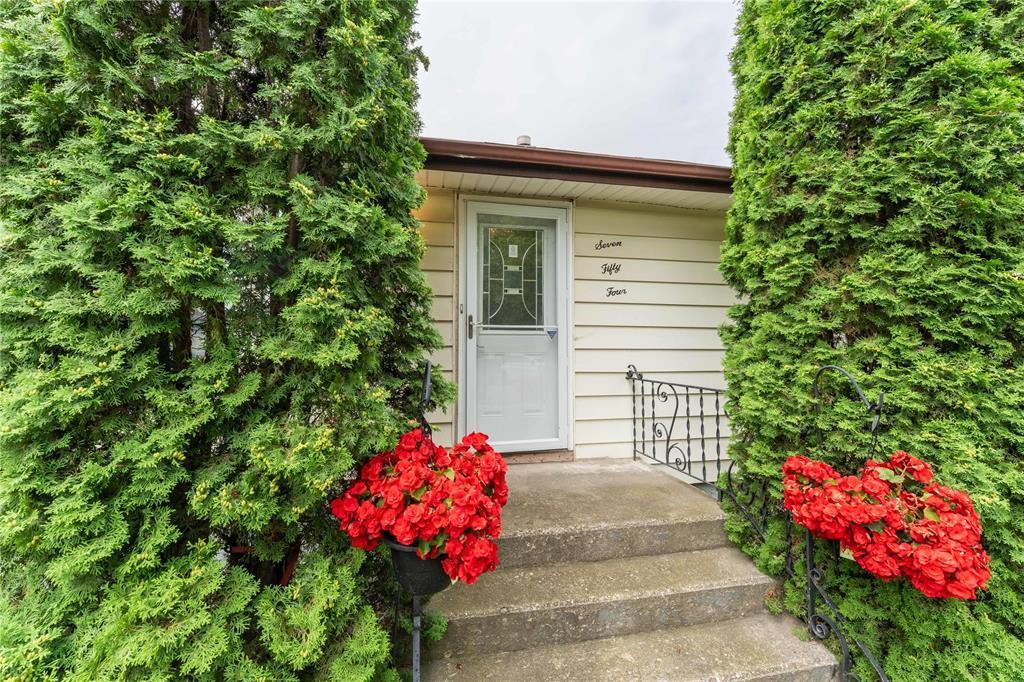 Property Photo: 754 Hoskin Avenue MB R2K 2A2