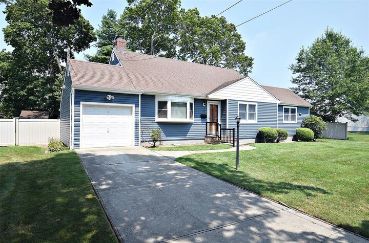 Property Photo:  11 Southwood Lane  NY 11703 