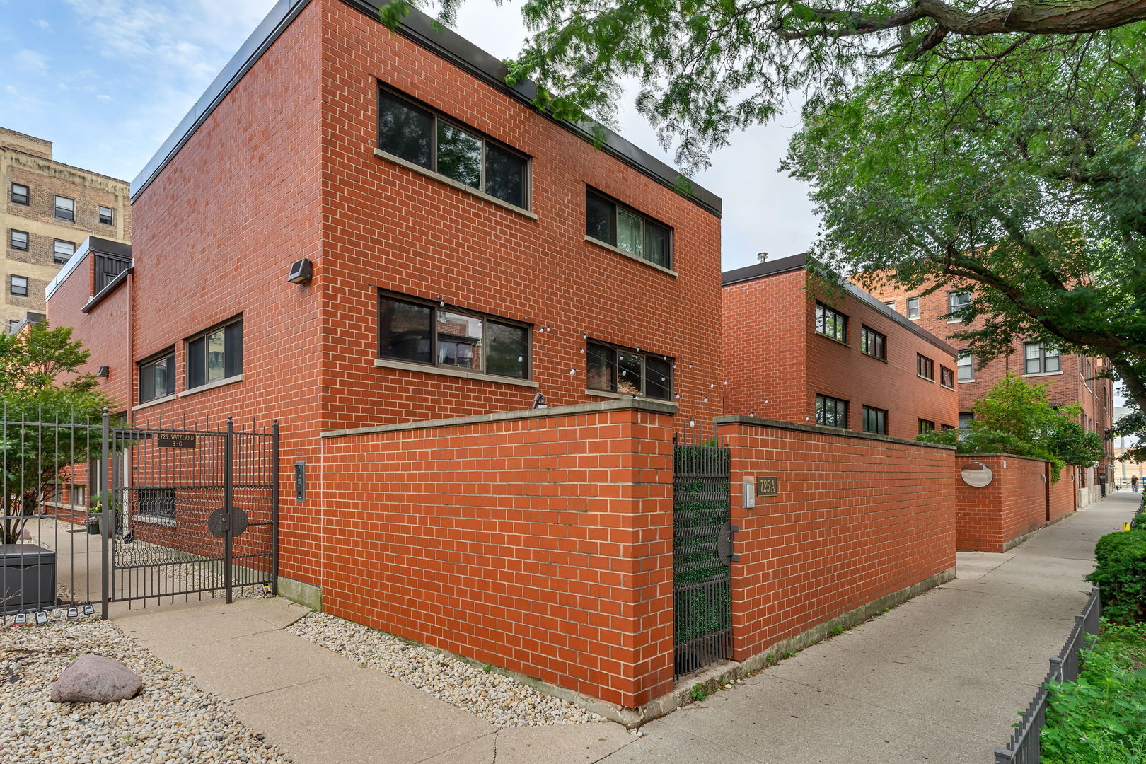 Property Photo: 725 W Waveland Avenue D IL 60613