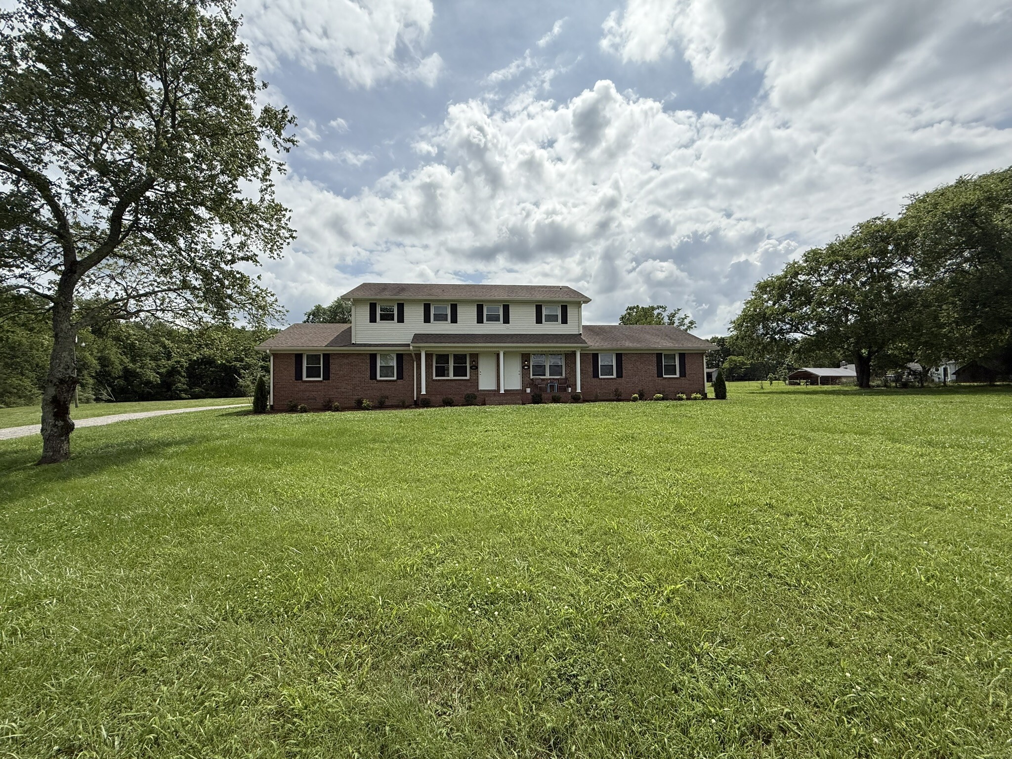 Property Photo: 2053 W Jefferson Pike TN 37129