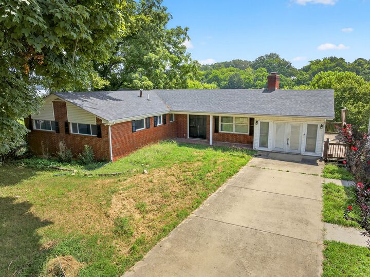 Property Photo: 108 Petty St TN 37058