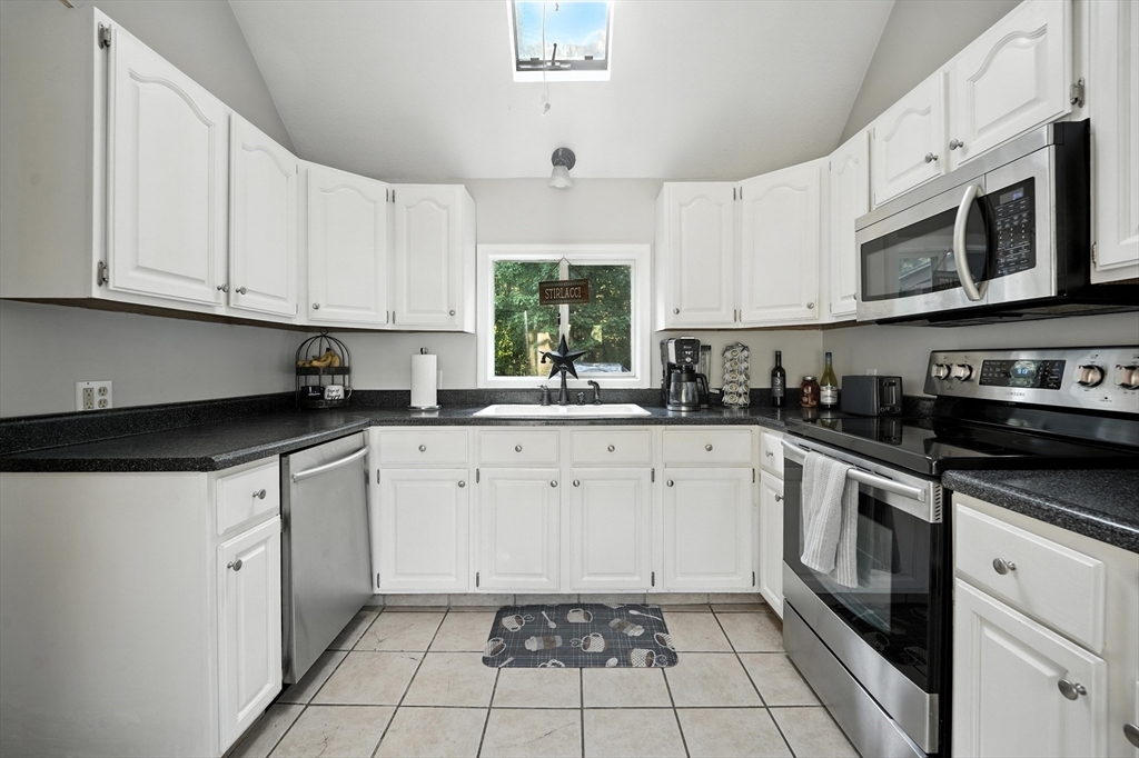 Property Photo:  8 Meadowview Rd  MA 01095 