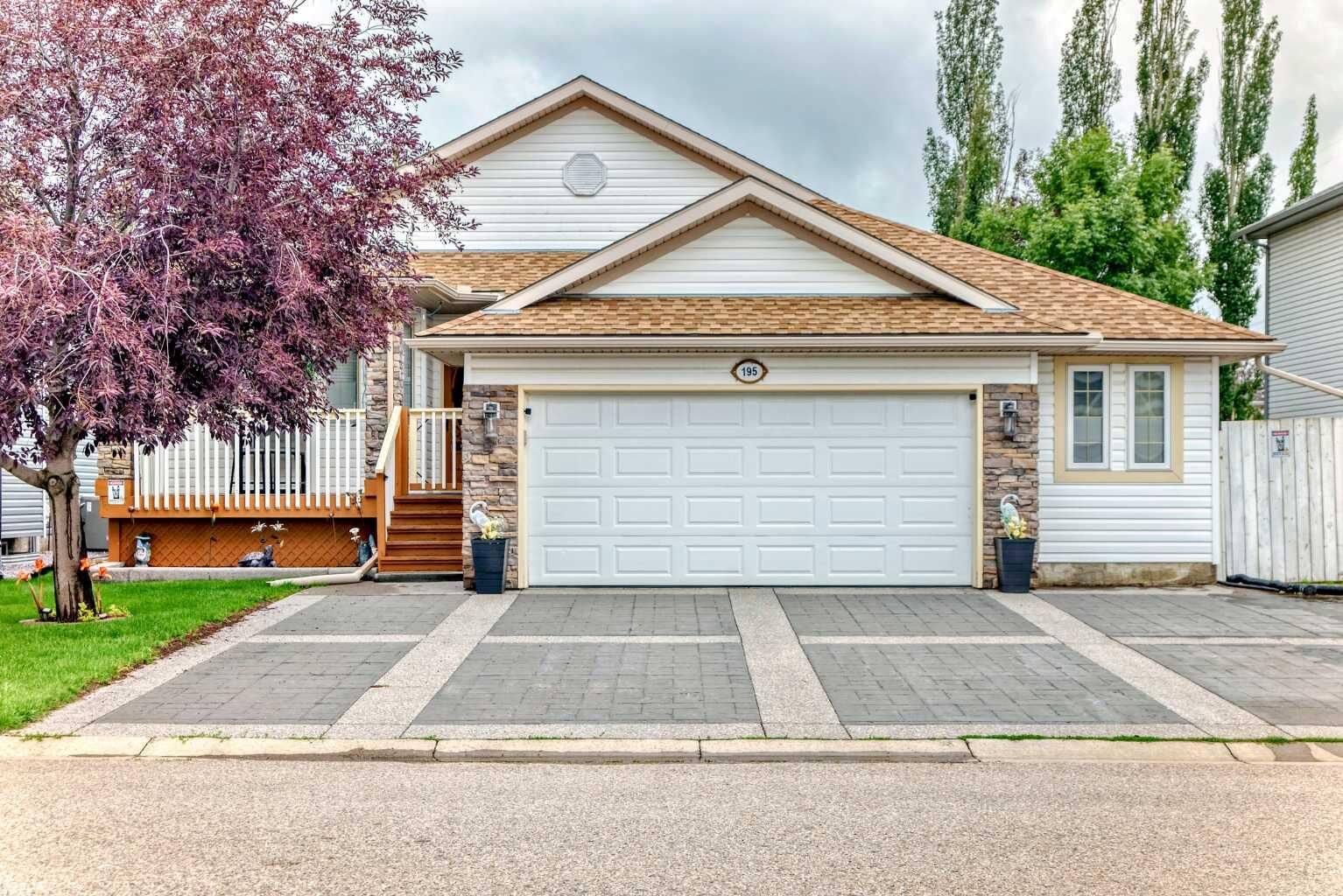 Property Photo:  195 West Lakeview Circle  AB T1X 1M5 