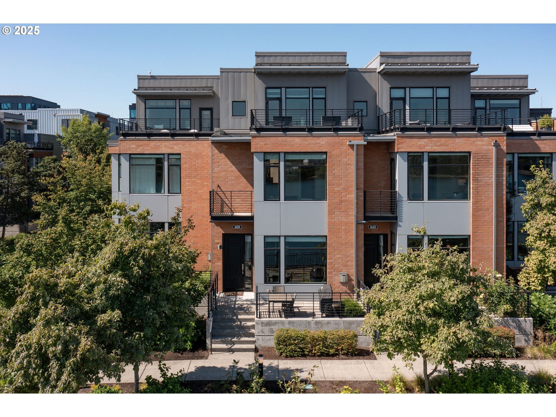 Property Photo:  1658 NW Riverscape St  OR 97209 