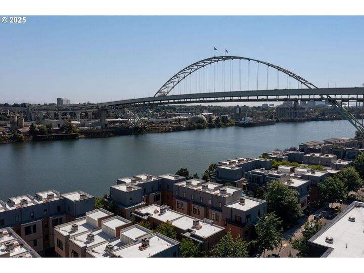 Property Photo: 1658 NW Riverscape St OR 97209