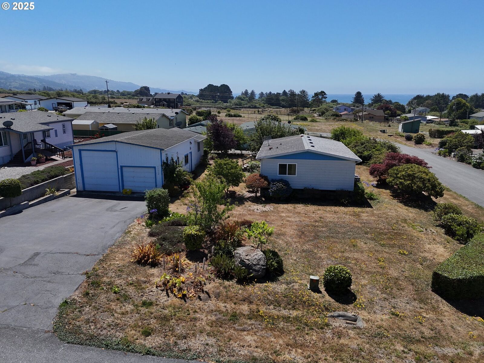 Property Photo: 98620 Camellia Dr OR 97415