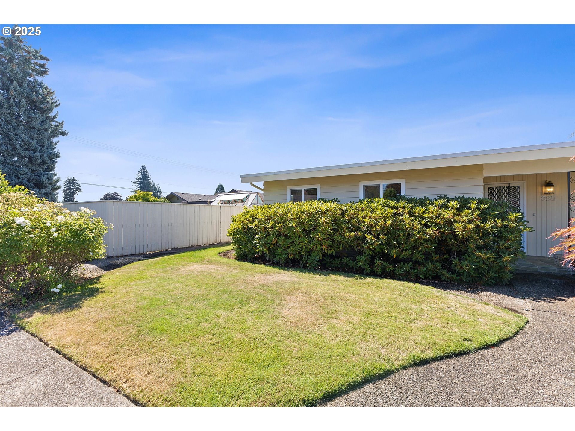 Property Photo: 628 NW 19th St OR 97128