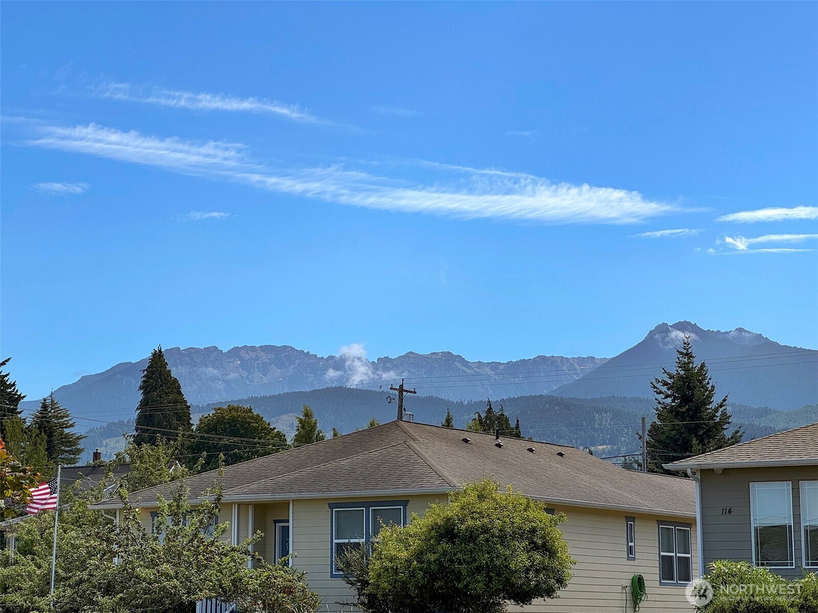 Property Photo:  117 W 10th Street  WA 98362 