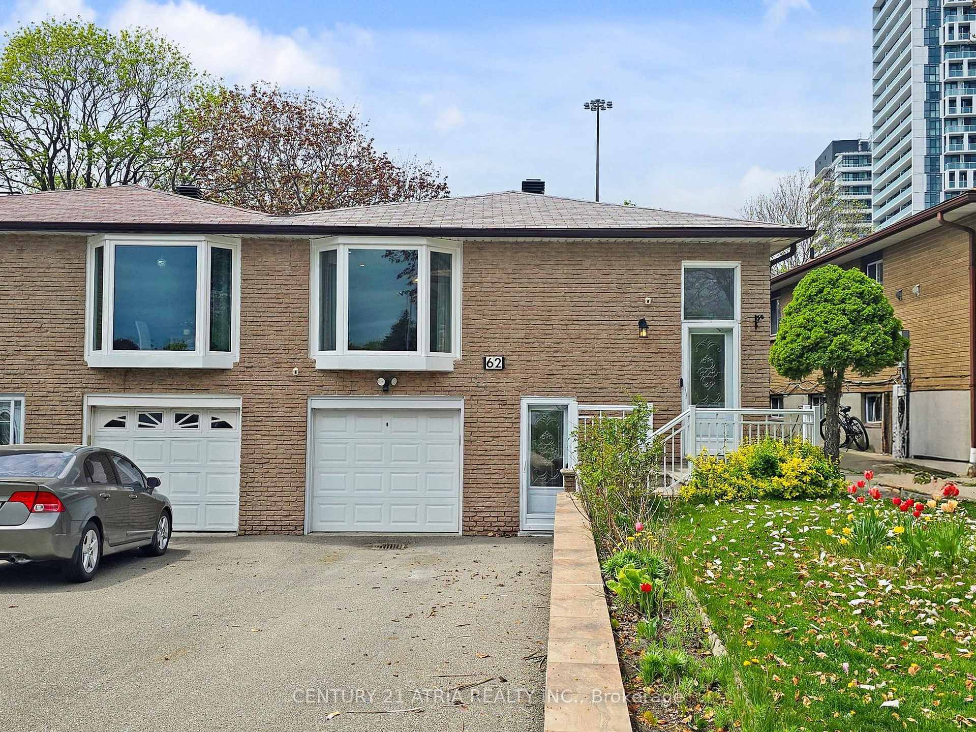 Property Photo: 62 Muirhead Road ON M2J 3W4