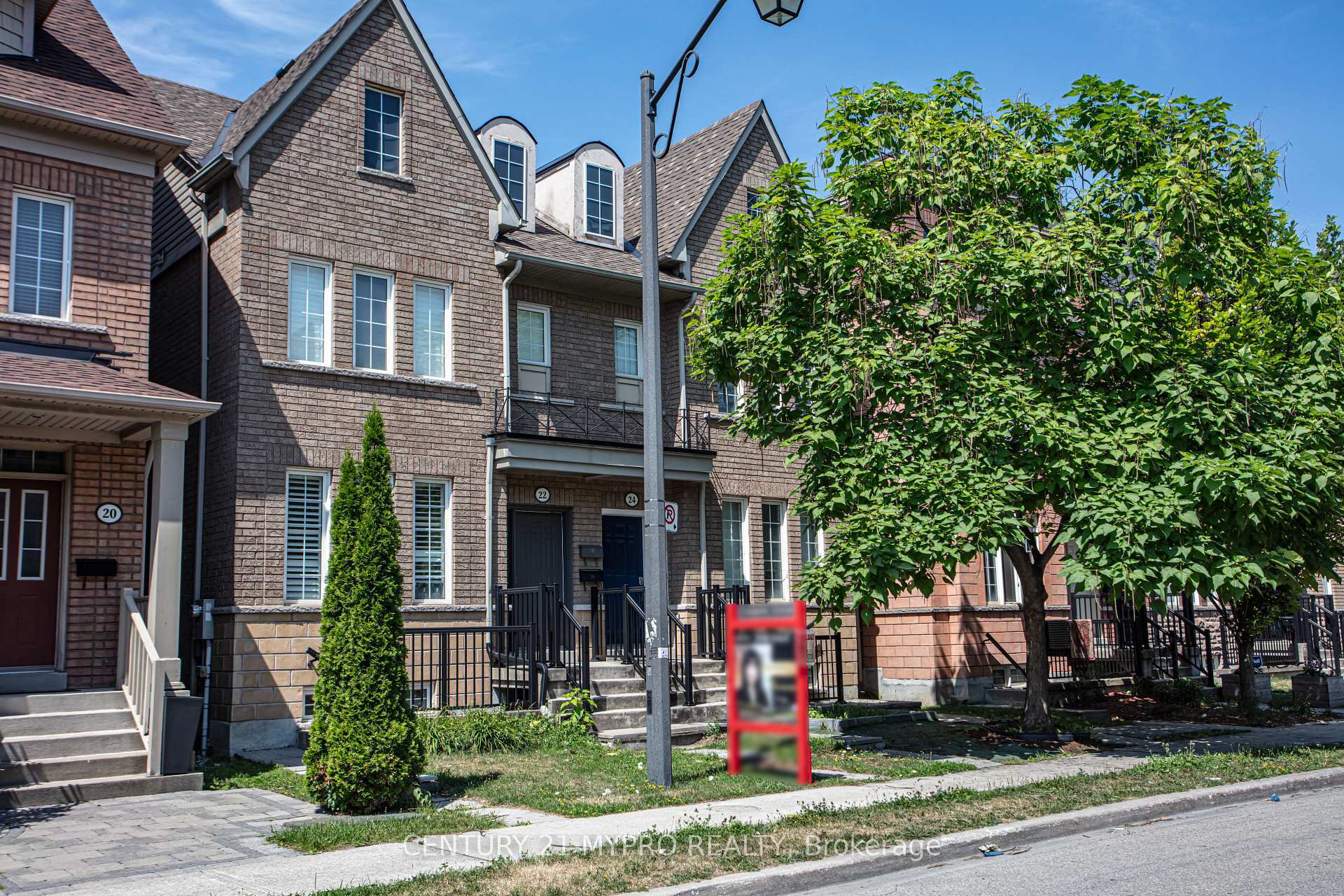 Photo de la propriété: 22 Mansur Terrace ON M3J 3R1