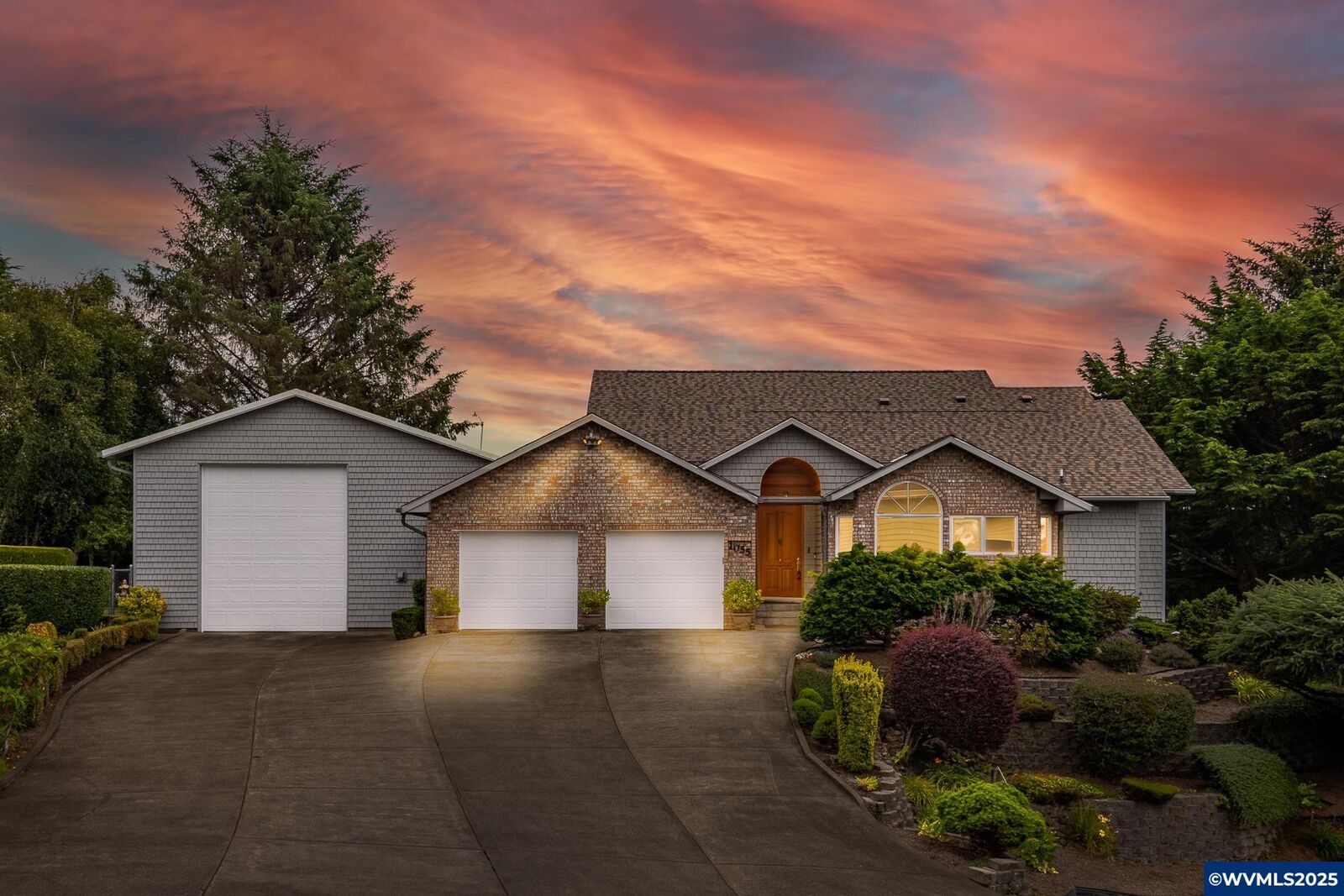 Property Photo: 1055 NW Estate Dr OR 97376