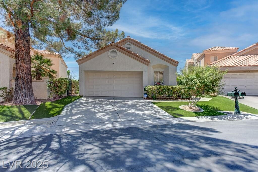 Property Photo: 8953 Diamond Falls Drive NV 89117