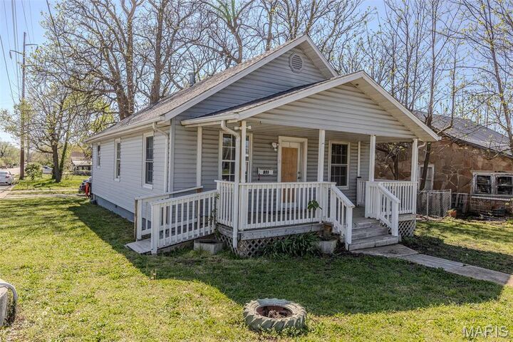 Property Photo:  211 Van Buren Street  MO 65536 