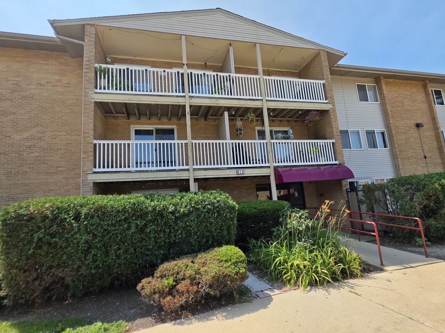 Property Photo: 910 Beau Drive 202 IL 60016