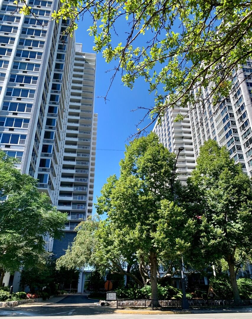 Property Photo: 4250 N Marine Drive 801 IL 60613